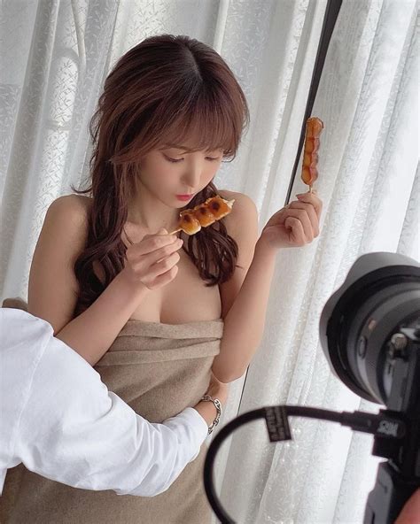 Quảng cáo cho game NFT hot girl phim bất ngờ xuất hiện trên quảng cáo siêu to khổng lồ ở