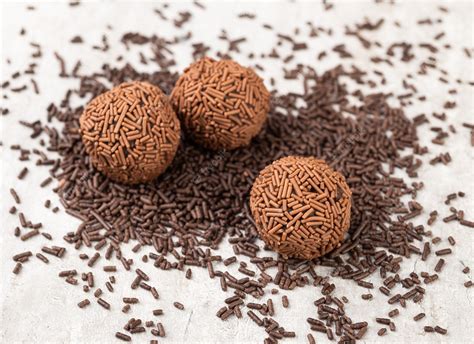 Brigadeiro Típico Brasileiro Com Granulado De Chocolate E Cópia Espaço