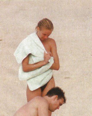 Cameron Diaz Exposing Her Nice Small Boobs While Enjoy With Boyfriend On Beach Porn Pictures