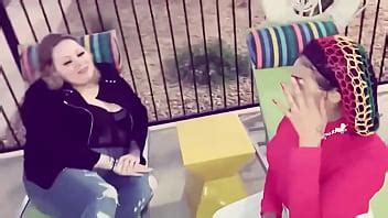 Des partenaires commerciaux lesbiens en chaleur échangent des idées dans la chambre XVIDEOS