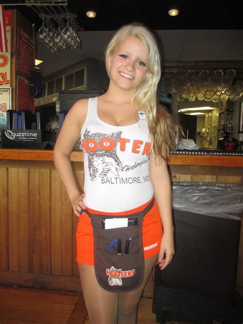 Blonde R Hooters