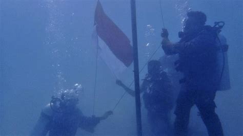 Merah Putih Berkibar Di Bawah Laut Serambinews