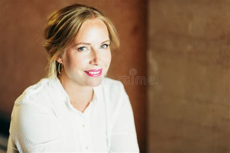 Sluit Omhoog Portret Van Mooie Blonde Vrouw Met Blauwe Ogen Stock Foto Image Of Blond