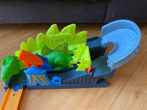 Hot Whells Pista City Ataque Tóxico do Dinossauro Brinquedo Hot Wheels Usado enjoei