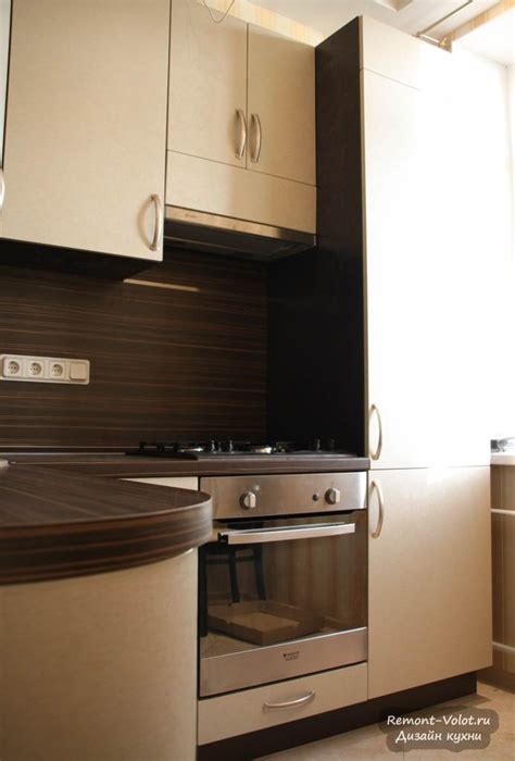 Бежевая кухня 6 кв.м. за 3200 со встроенным холодильником