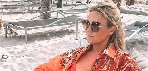 Monique Westenberg Paradeert In Bikini Op Het Strand Op Cura Ao