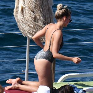 Ema Kovac Stuns In An One Piece Bikini In Ischia Photos Leaked