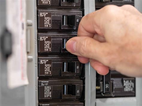 circuit breaker how does it work 5