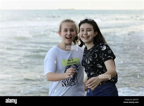 Jeunes Filles Bikini Plage Banque De Photographies Et Dimages Haute R Solution Page Alamy