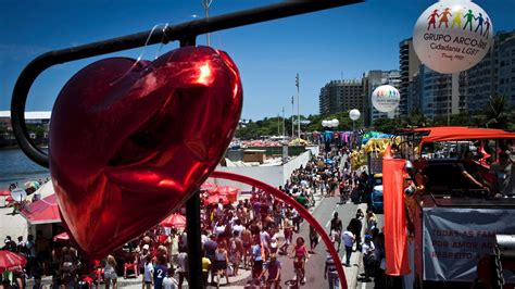 Parada Gay carioca supera expectativa de público e reúne milhão de pessoas na orla de