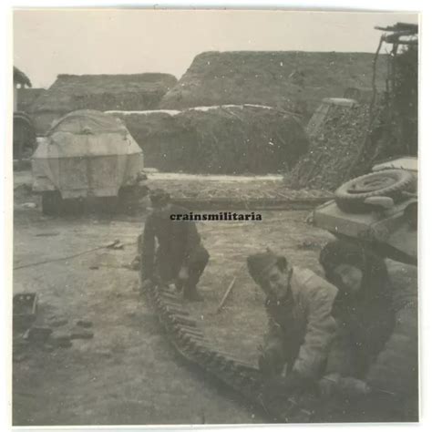 ORIG FOTO 14 PD SdKfz 251 Panzerspähwagen bei Kettenwechsel in der