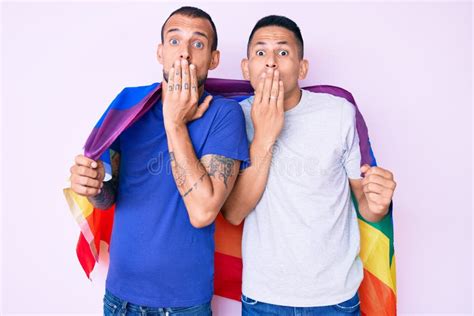 Joven Pareja Gay De Dos Hombres Sosteniendo La Bandera Lgbtq Arcoiris Juntos Cubriendo La Boca