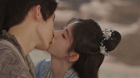 Yan Yue and Wei Zhi kiss sweetly in the desert 花戎 jujingyi