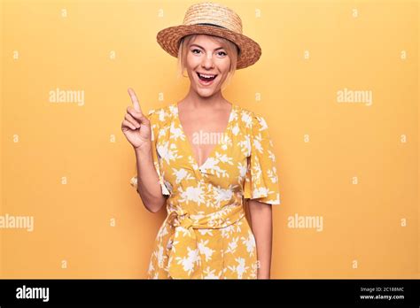 Sch Ne Blonde Frau Im Urlaub Tr Gt Sommer Hut Und Kleid Ber Gelben Hintergrund Zeigt Finger