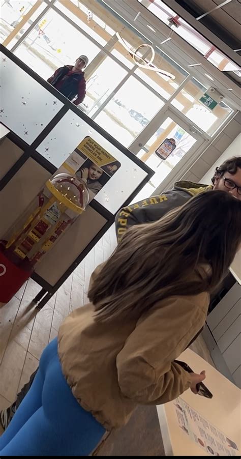 Hot Babe Ordering Food In Bright Blue Leggings Spandex Leggings Yoga Pants Forum