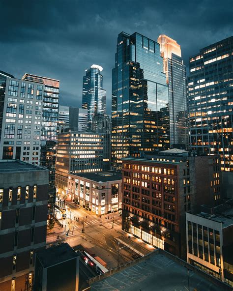 Edificios ciudad de noche camino Fondo de pantalla de teléfono HD