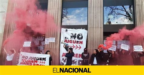 Protesta En Plaza Catalunya Contra El Proyecto Hard Rock Previsto En