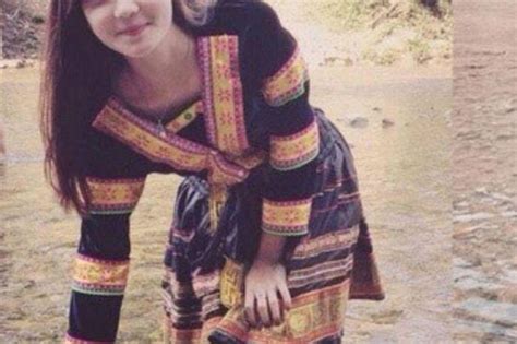 Hot girl dân tộc nổi tiếng MXH 10 năm trước nay làm mẹ đơn thân đẹp hút hồn cứ ra đường là