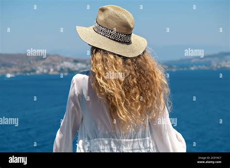 Jeune Femme En Bikini Blanc Banque D Image Et Photos Alamy