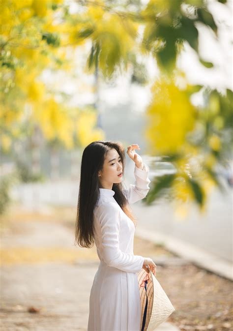 Hot girl che nắng đẹp tinh khôi trong tà áo dài trắng Báo Dân trí