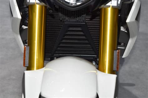 Mẫu naked bike BMW G R sẽ chính thức được tung ra thị trường vào năm sau với giá hấp dẫn