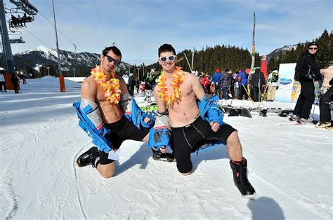 S Owacja Zje D Ali W Bikini I K Piel Wkach Podr E