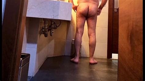 非常危险在酒店公共浴室里完全赤身裸体 Pornhub Gay