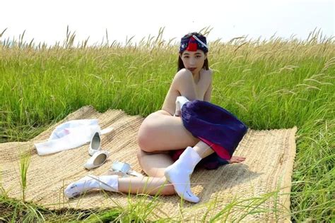 Sing Lin Naked In The Field JL Korean Girl Undresses 165 Porn Pic