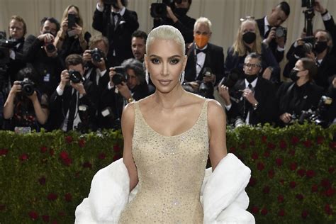 Kim Kardashian settles with SEC over crypto promotion | AP News