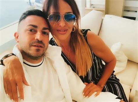 Глория е готова с автобиографичната си книга