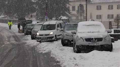 El temporal de nieve complica la operación retorno en las carreteras