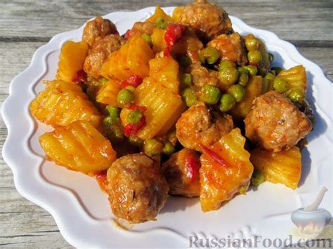 Рецепт: Фрикадельки, тушенные с картошкой и горошком на RussianFood.com