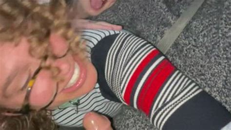 Une Milf Le Suce Devant Sa Meuf BALANCETONPORN