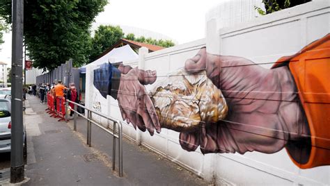 L Aiuto Cibo Che Passa Di Mano In Mano A Milano Il Nuovo Murales Di