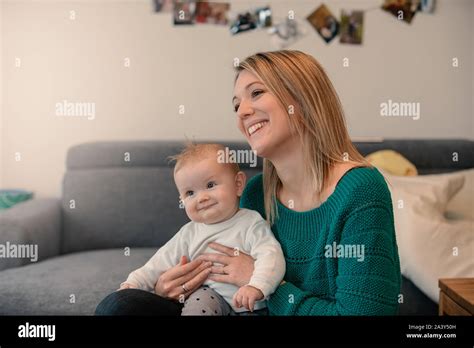 Enfant Blonde Heureuse Banque D Image Et Photos Alamy