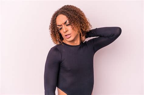 Jovem Transexual Latina Isolada No Fundo Rosa Massageando O Cotovelo Sofrendo Ap S Um Mau
