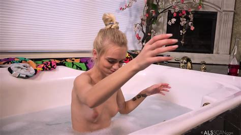 Belle Blonde Dans La Baignoire Alex Grey