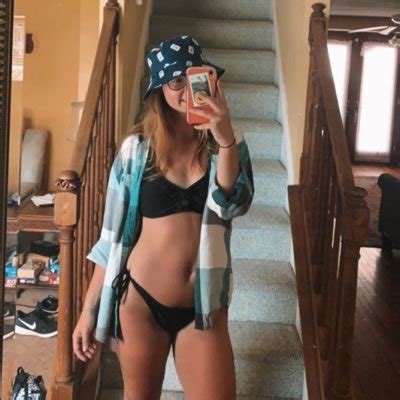 Hot Sexy Emily Ross Bikini Pics