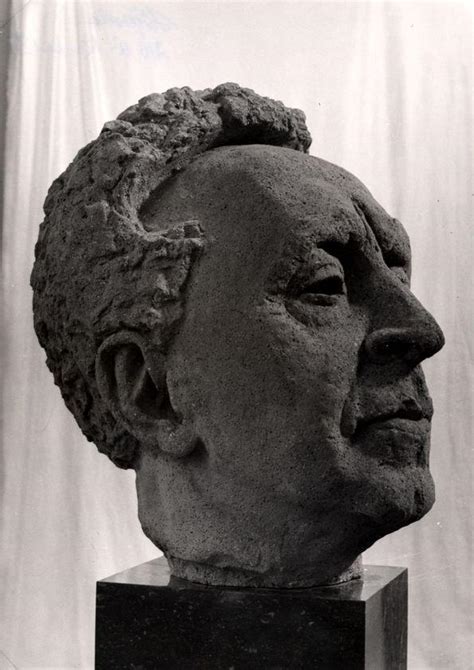 Primer Plano Del Busto De Arthur Rubinstein Medio Perfil Derecho Por