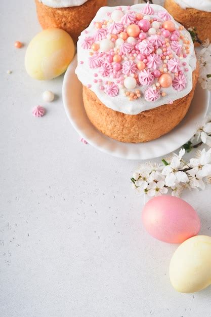 Pan Dulce Tradicional De Pascua O Pasteles Con Glaseado Blanco Y