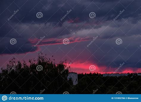 Nuvens De Tempestade Que Formam Sobre O Campo Foto De Stock Imagem De