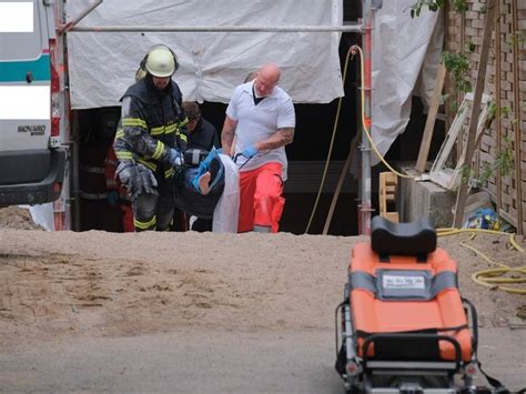 Feuerwehr Hamburg Drei Meter Ger St St Rzt Ein Bauarbeiter Schwer