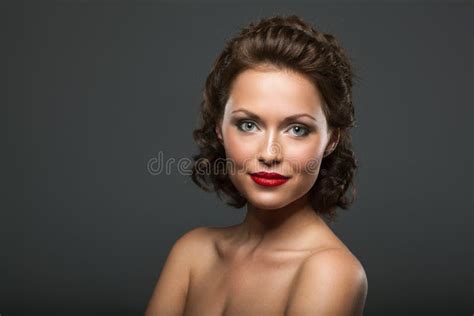 Visage D une Belle Femme Sexy De Brunette Photo stock Image du tony cosmétiques 27370206