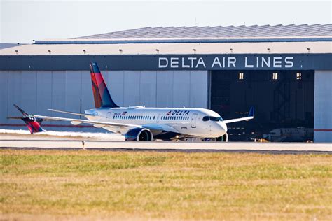 Delta A220 Landing Delta Air Lines Brand New A220 Jet Lan Flickr