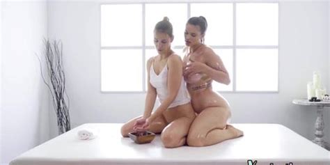 Les Oiled Babe Fingers GFs Wet And Warm Pussy On Massage Tnaflix