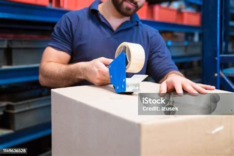 bagian tengah pekerja manual mengemas kotak kardus foto stok