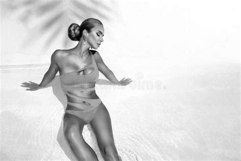 La Mujer Atractiva Elegante En El Bikini Asombroso En El Cuerpo Delgado Y Bien Proporcionado