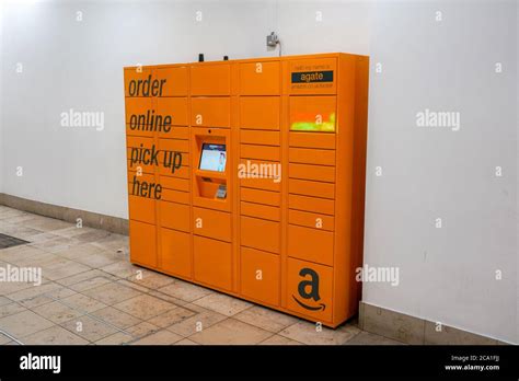 Amazon pick up station hi-res stock photography and images - Alamy
