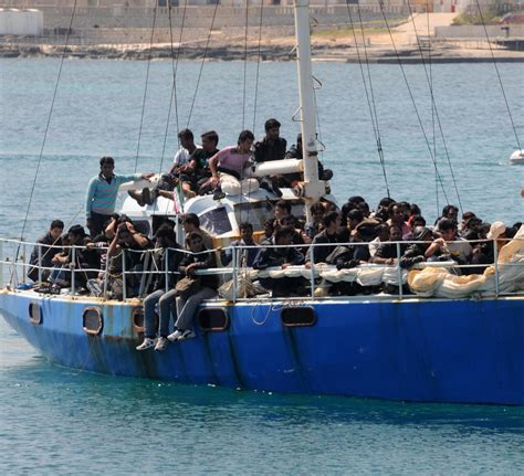 Intercettata Una Barca A Vela Al Largo Di Crotone In Arrivo