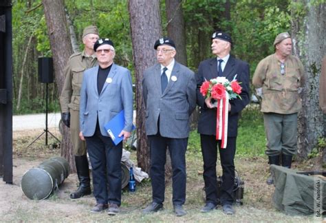 Ods Oni Cie Pomnika Na Historycznym Polu Zrzutowym Ak Paszkot